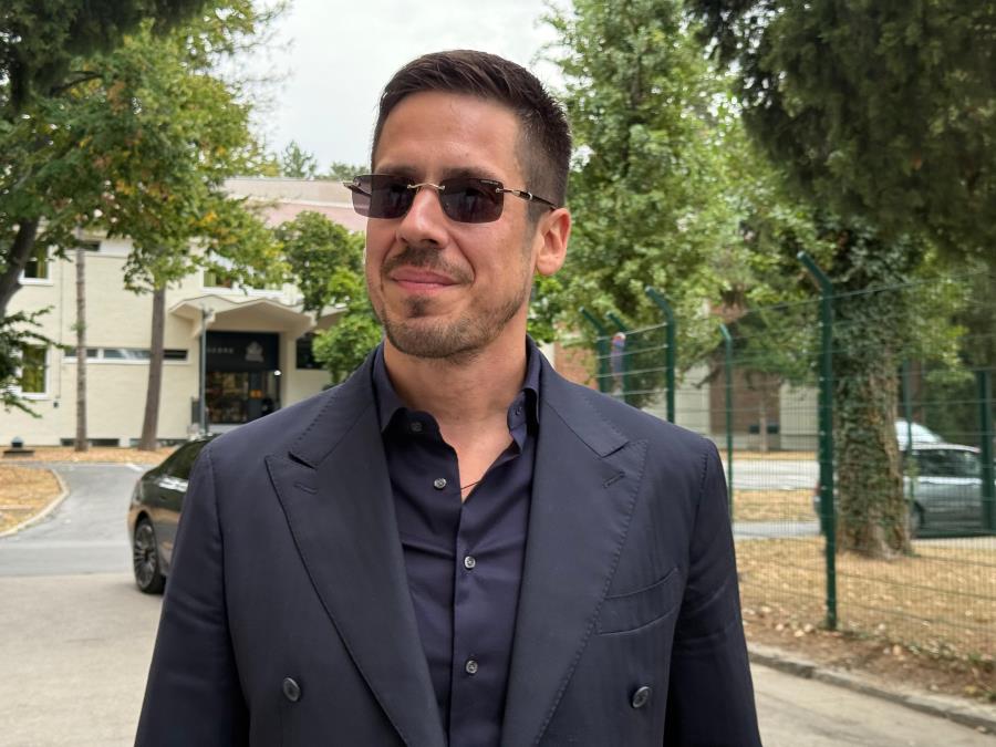 NIKOLA ROKVIĆ SA ŠEŠIROM U RUCI IZNENADIO PROLAZNIKE: Usred dana zapevao na Skadarliji, Beograđani se raspametili (VIDEO)