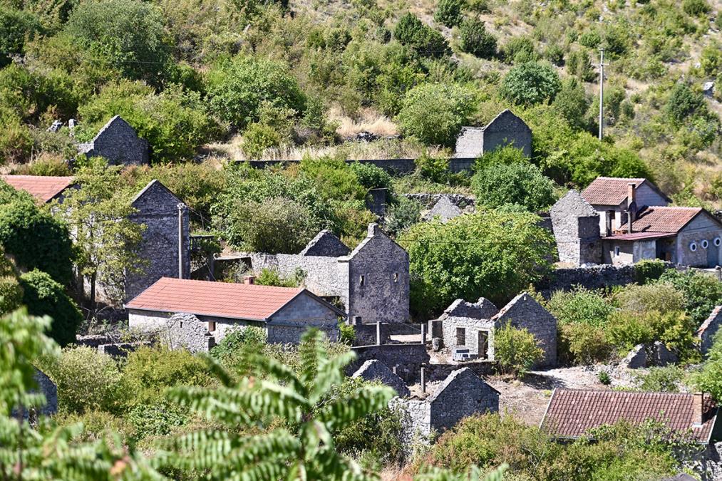 Svima kojima na srcu leže Prebilovci pomagajte - dođite da posadite masline u ovom stradalnom selu i odate poštu nevinim žrtvama. A i ovako možete pomoći 
