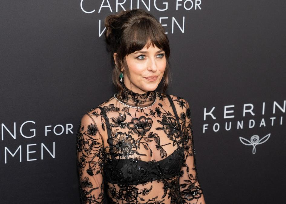 Dakota Džonson pokazala savršeno telo: Intimne delove pokrila knjigom i kosom, a hirurg otkriva šta je sve radila!