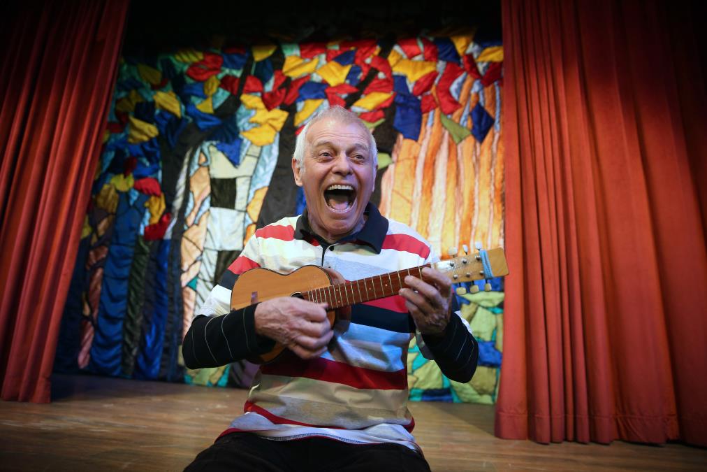 Branko Kockica s decom na sceni Pozorištanca 