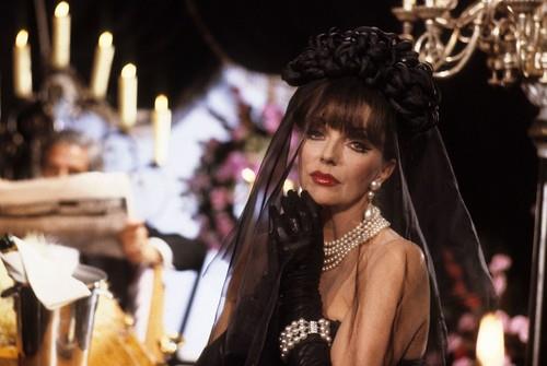 Niko ne može da poveruje da legendarna Aleksis iz "Dinastije" ima 92 godine: Kad se pojavila u kožnom mantilu i roze kompletu, svakog je zasenila