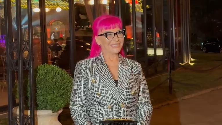 PRVI VELIKI NASTUP ZORICE BRUNCLIK NAKON PAUZE Muzička zvezda se vratila na scenu, ima veliku podršku, njih troje se ne odvajaju od nje! Spektakl u Rumuniji