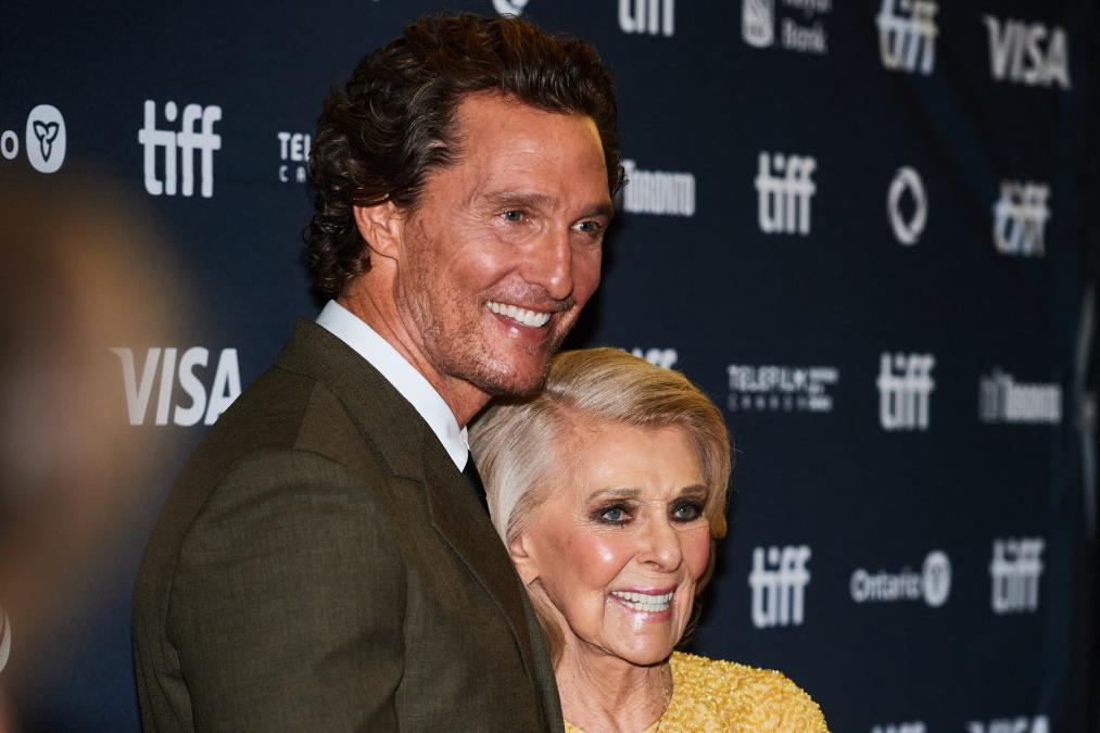 "Vidiš li šta ti mama radi?": Metju Mekonahi je čak 8 godina majku držao na distanci iz bolnog razloga