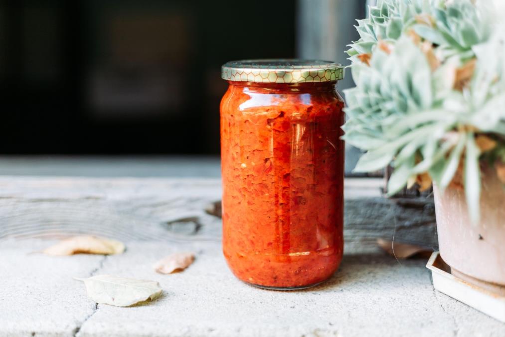 Ajvar iz rerne bez pečenja paprika: Jednostavan recept idealan za pripremu u stanu