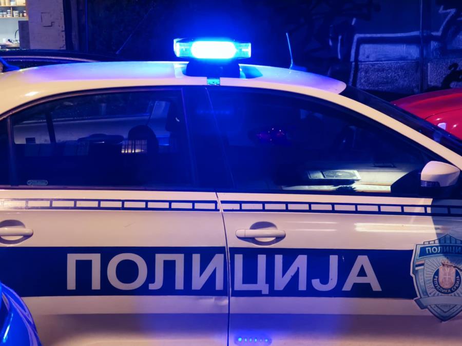 LOMIO STAKLA PO KOLIMA I KUĆAMA U ZEMUNU: Uhapšen nasilnik (21), policija mu pronašla drogu