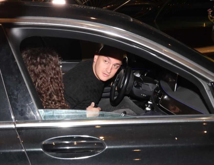 MINIĆ U LEOPARD DEZENU, A BUTINE SEVAJU Desingerica sa ženom došao na slavlje kod sina Viki Miljković: Nevena zagrmela u izazovnom stajlingu (FOTO)