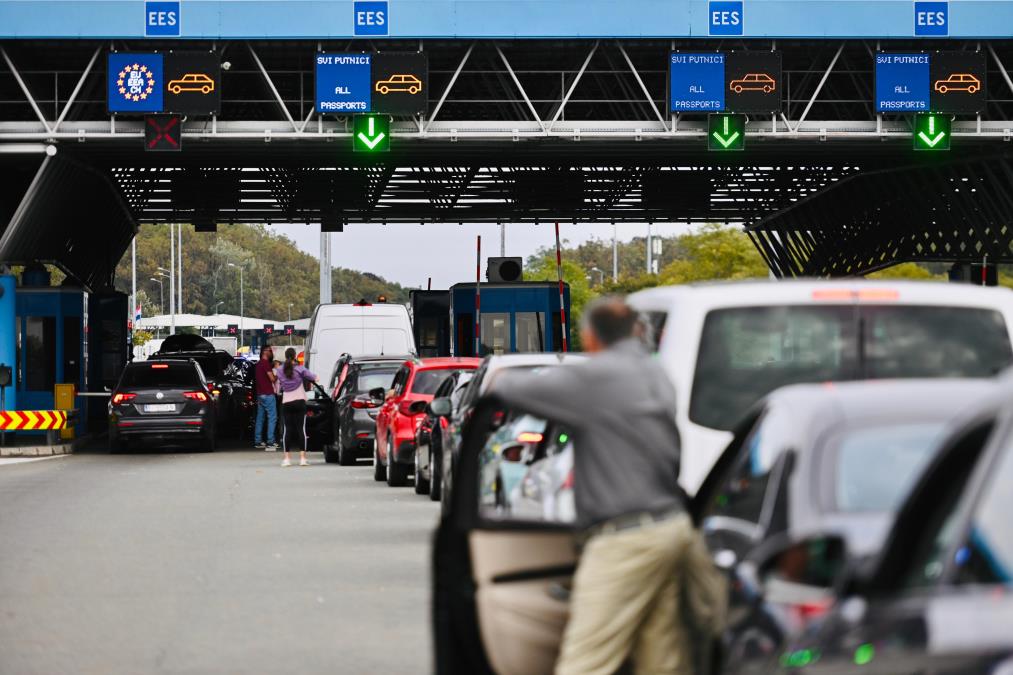 Teretna vozila čekaju četiri sata na graničnom prelazu Batrovci: Evo kakva je situacija na putevima