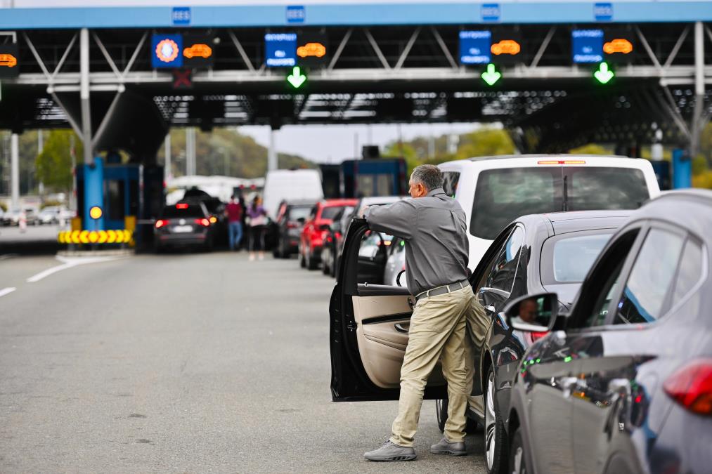 SRBINU NA GRANICI HRVATI NAPISALI 60 EVRA KAZNE KAO DOBAR DAN! Stao u pogrešnu kolonu, momentalno dobio po džepu: "Zaleteo sam se, nisam gledao šta piše"