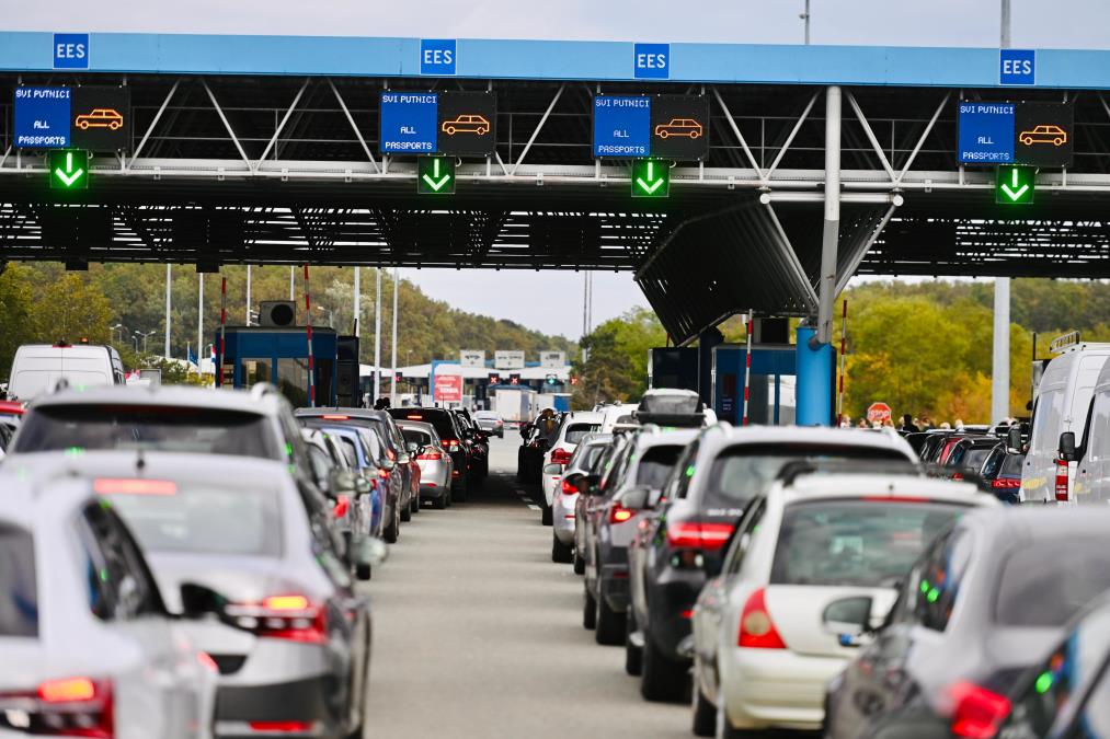 Tokom večeri zadržavanja na graničnim prelazima do sat vremena: Pojačan saobraćaj zbog vikenda i letnje sezone