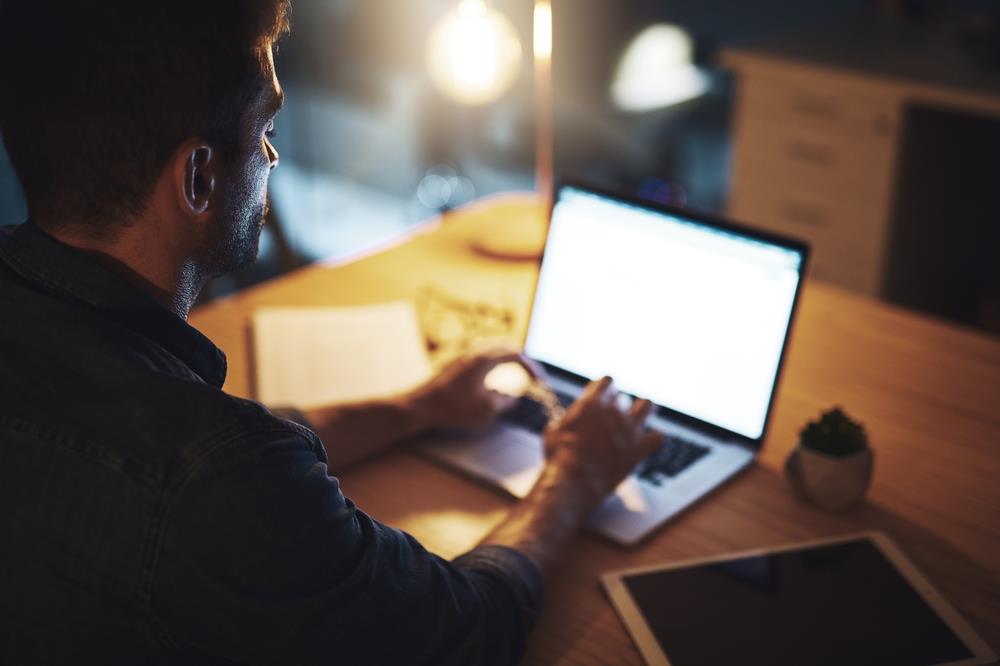 Pritajeni ubica: Zbog greške koju većina nas pravi, baterija na laptopu nam "rikne" posle par meseci