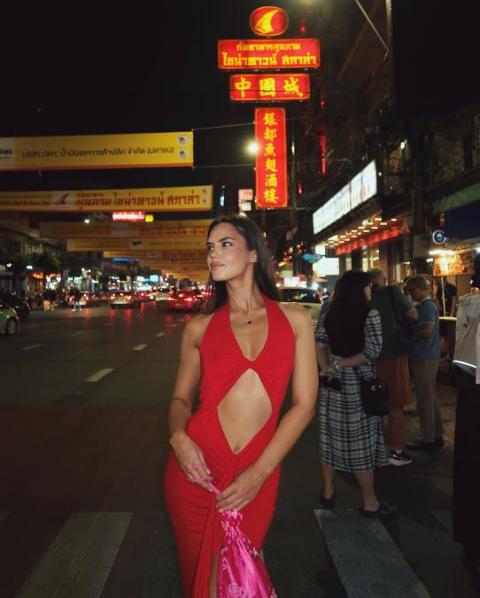 Srpska glumica luduje na Dominikani, ispija šampanjac i zavodljivo igra: Providnom haljinom napravila dar-mar!