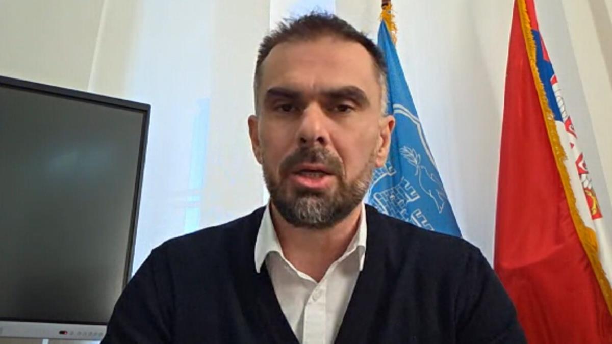 GRADONAČELNIK ŽARKO MIĆIN RASKRINKAO MARINIKINE LAŽI Miloš Vučević bi trebalo da je tuži za klevetu, mnogo puta je dokazano pravila lažne konstrukcije i izmišlj