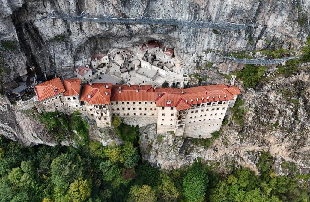 Ovaj manastir visi nad provalijom na 1.200 metara: Svecima na freskama nedostaju oči, svetinju sagradili monasi kada im se obratila Bogorodica
