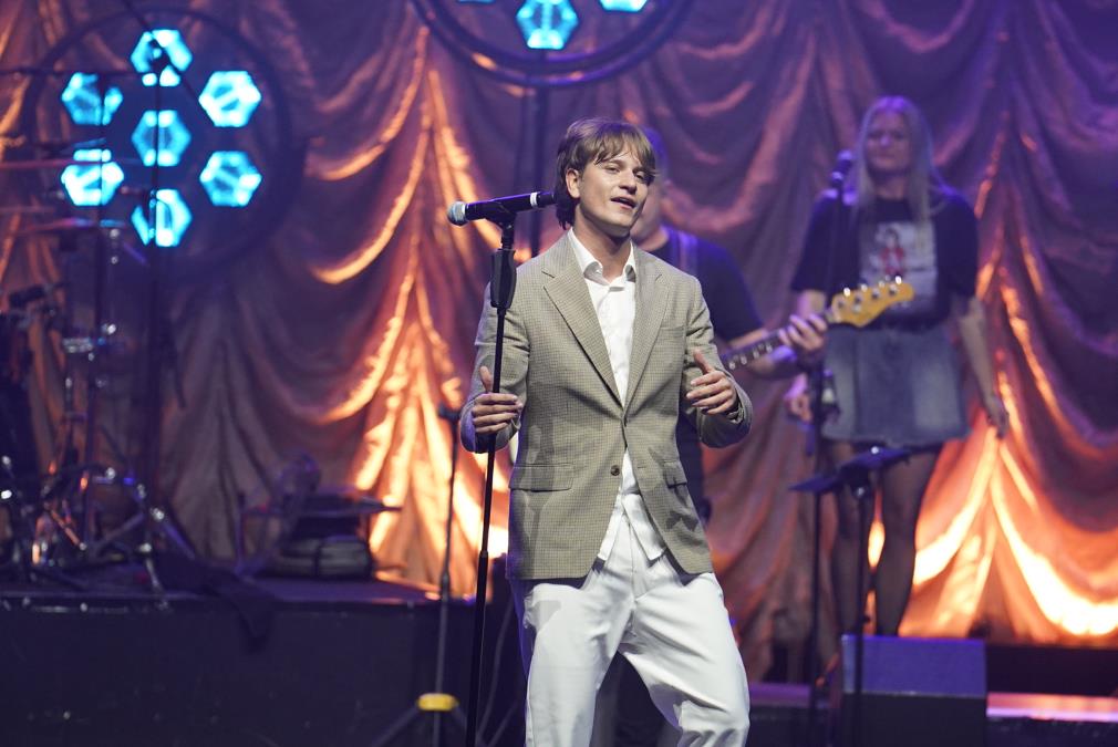 JAKOV JOZINOVIĆ ZAPOČEO KONCERT UZ MALI PEH! Zamalo se sapleo na sceni, pogledajte samo ovaj spektakl u Sava centru (VIDEO)