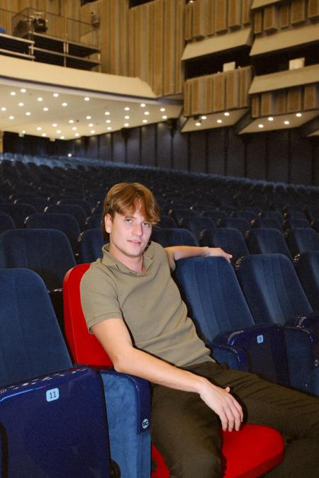 SPEKTAKL ISPRED SAVA CENTRA PRED KONCERT JAKOVA JOZINOVIĆA! Kurir na licu mesta zabeležio prizore,  pogledajte koliko koštaju majice s njegovim likom