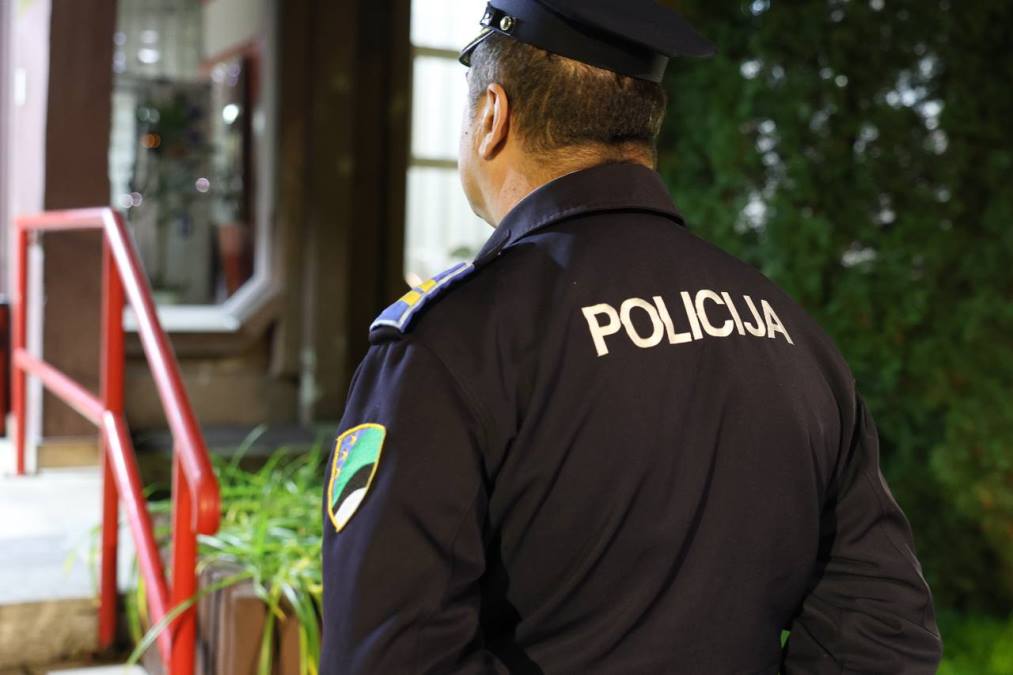 UŽAS ISPRED KLADIONICE U ZEMUNU: Tukli muškarca sve dok nije izgubio svest, u teškom stanju prebačen na VMA