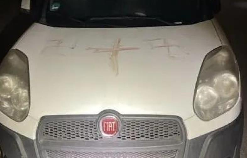 automobil-ljudska-krv-svastika-Nemacka.jpg?ts=2025-11-06T08:33:39