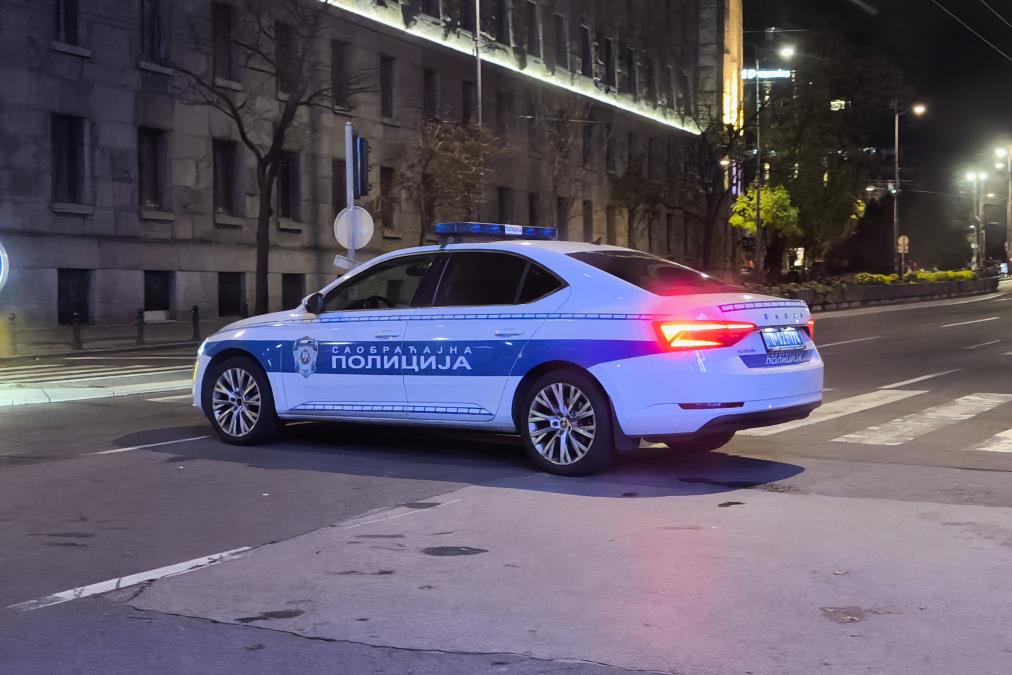 HOROR NA NOVOM BEOGRADU! PRIMORAVALI MUŠKARCA DA BONSEKOM SUPRUZI SEČE KOSU! Policija uhapšenima pronašla srp, pajser i selotejp traku