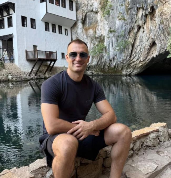 HARIS BERKOVIĆ PRESADIO KOSU I NAŠAO NOVU DEVOJKU U AMERICI! Bivši dečko Rade Manojlović otvorio dušu i progovorio o intimi - "Mnogo mi je lepo..."