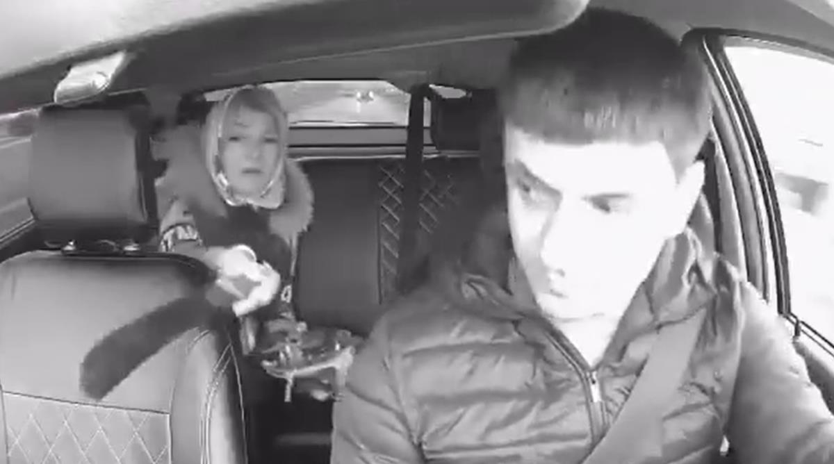 zena-preti-taksisti-maceta.jpg?ts=2025-11-13T11:29:18