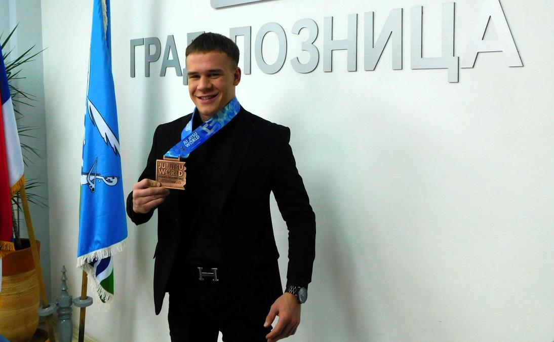 LOZNICA-Jovan-Cvetanovic-lani-bronzani-sada-zlatan.jpg?ts=2025-11-13T15:40:26