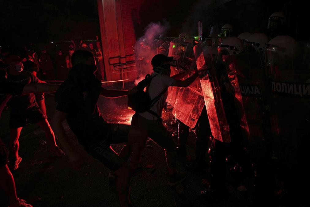 ANATOMIJA NAJPRLJAVIJE LAŽI BLOKADERA Od izmišljenog ubijenog dečaka u Valjevu do bolesnih napada na preminulog policajca: Raskrinkani pokušaji izazivanja HAOSA