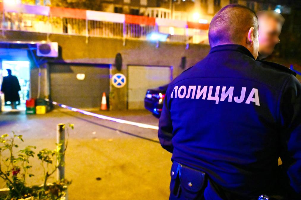 DRAMA U NOVOM SADU Muškarac se popeo na vrh dizalice, preti da će skočiti! Policija i vatrogasci na licu mesta