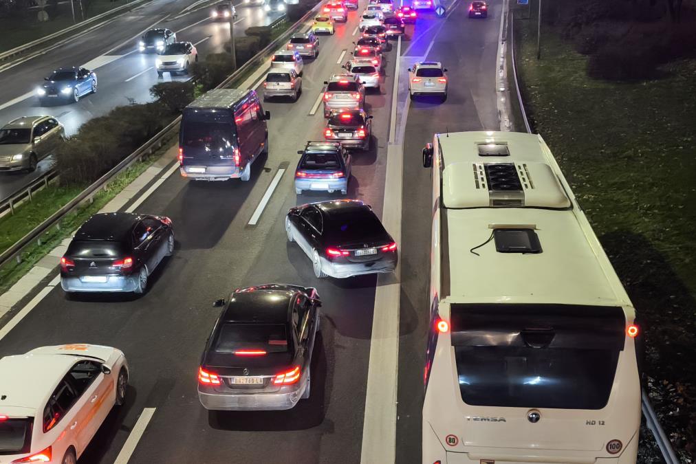 PRESEK STANJA NA GRANICAMA TOKOM VEČERI: Bez gužvi za automobile na granicama, kamioni čekaju do četiri sata