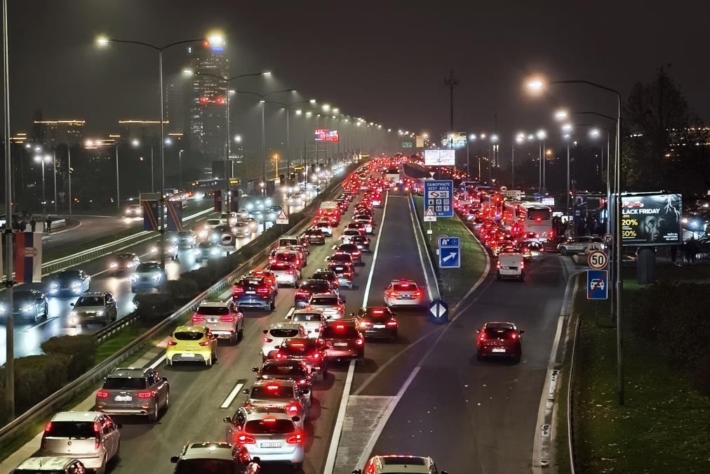 PRESEK STANJA NA PUTEVIMA I GRANICAMA: Bez gužvi za automobile na graničnim prelazima, kamioni čekaju do šest sati