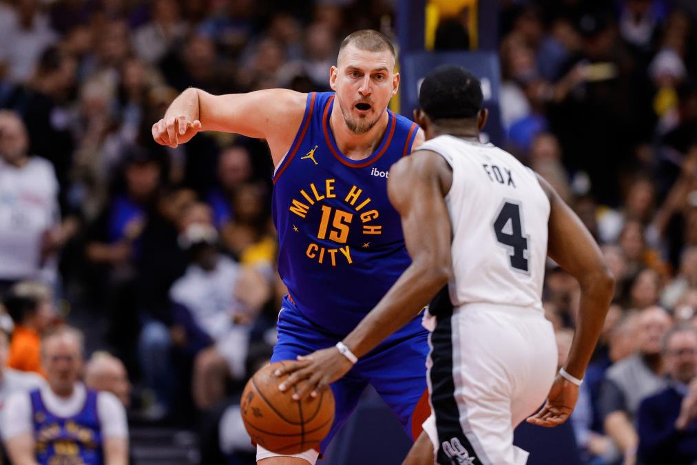 Nikola-Jokic-na-mecu-Denver-San-Antonio.jpeg?ts=2025-11-29T06:14:12