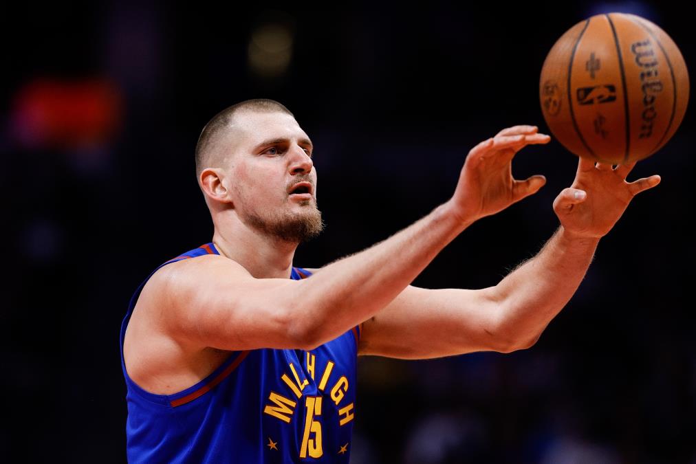 Nikola-Jokic-na-mecu-Denver-San-Antonio.jpeg?ts=2025-11-29T06:14:33