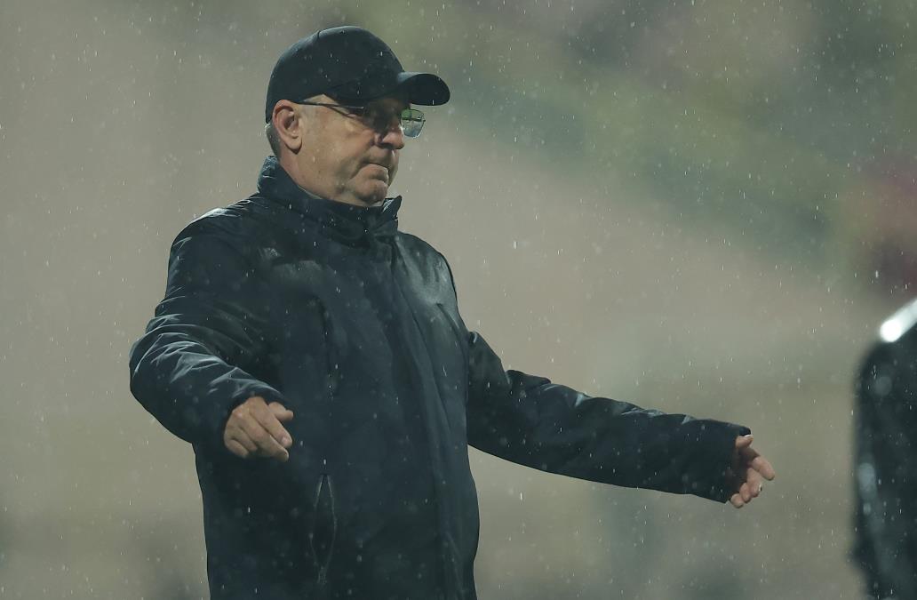 "GOSPODINA SA PIŠTALJKOM NE MOGU DA KOMENTARIŠEM..." Bura u srpskom fudbalu: Čuveni trener posle preokreta izgubio važan meč u borbi za opstanak, pa se oglasio!