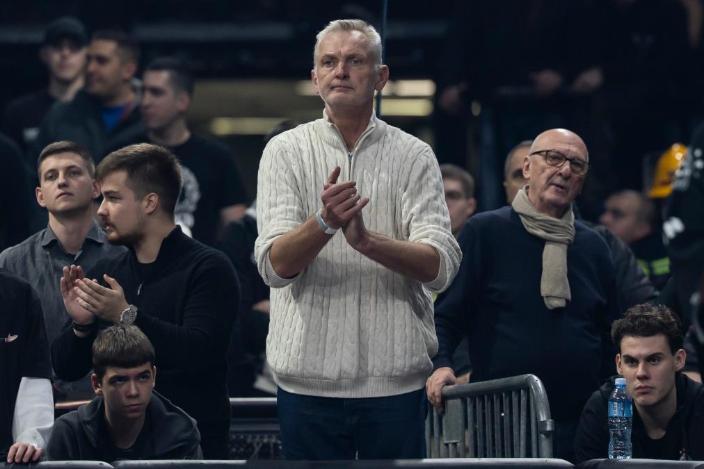 KAKVA SCENA NA DERBIJU! Obradović izašao pred Grobare, pa pao u zagrljaj Žarka Paspalja! (VIDEO)