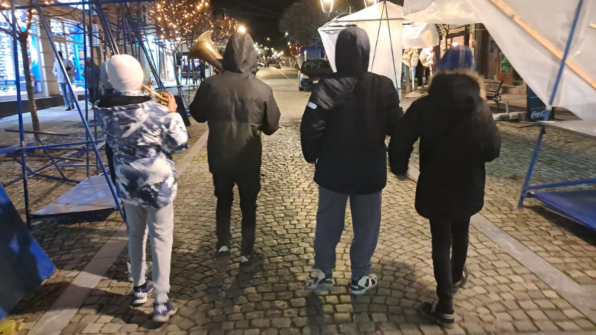 Vranje u prazničnom ruhu: Dečaci sa trubama, dobošem i basom unose merak u novogodišnje šetalište (FOTO)