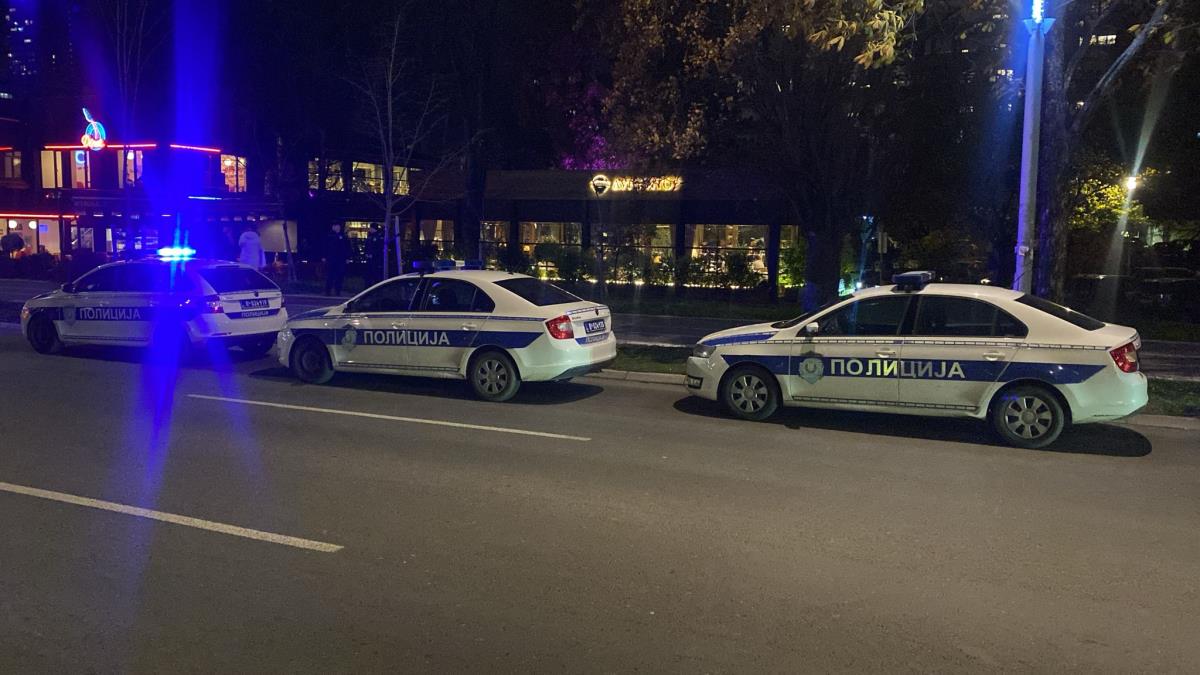 PRVE SLIKE NAKON PUCNJAVE NA NOVOM BEOGRADU Izrešetan muškarac (30), sve vrvi od policije! Napadači pobegli sa lica mesta (FOTO)