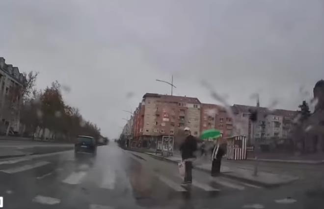 "PEŠACI U ULOZI: IMAMO 9 ŽIVOTA!" Nesvakišanje ponašanje u Novom Sadu snimljeno kamerom: Evo šta NE RADITI kada prelazite put! (VIDEO)