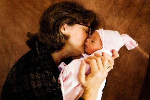 Baka na Fejsbuku objavila fotografije sa rođenja svog unuka, pa umalo završila u zatvoru: Ćerka je prijavila