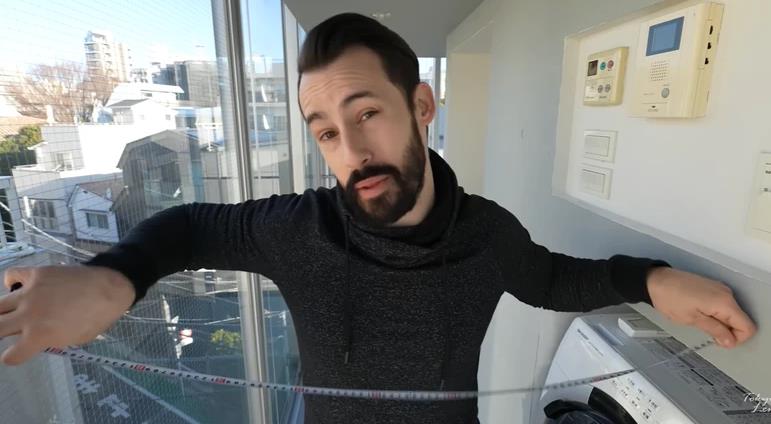 Nema krevet ni nameštaj, kupatilo gleda na ulicu: Kad vidite kako izgleda najmanji stan, više se nećete žaliti na svoju kvadraturu (VIDEO)