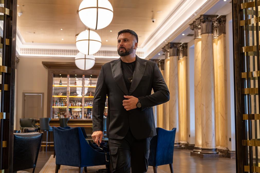 OVO JE POSVETIO MAJCI Bata Spasojević ponovo potvrđuje svoje mesto u vrhu modne industrije! (FOTO)