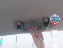 ČEMU ZAISTA SLUŽI RUČKA IZNAD PROZORA U AUTU Sem za kačenje odela kao u Srbiji! Devojka u videu pokazala da tu ima i dugmence: "55 godina i evo me gledam u šoku