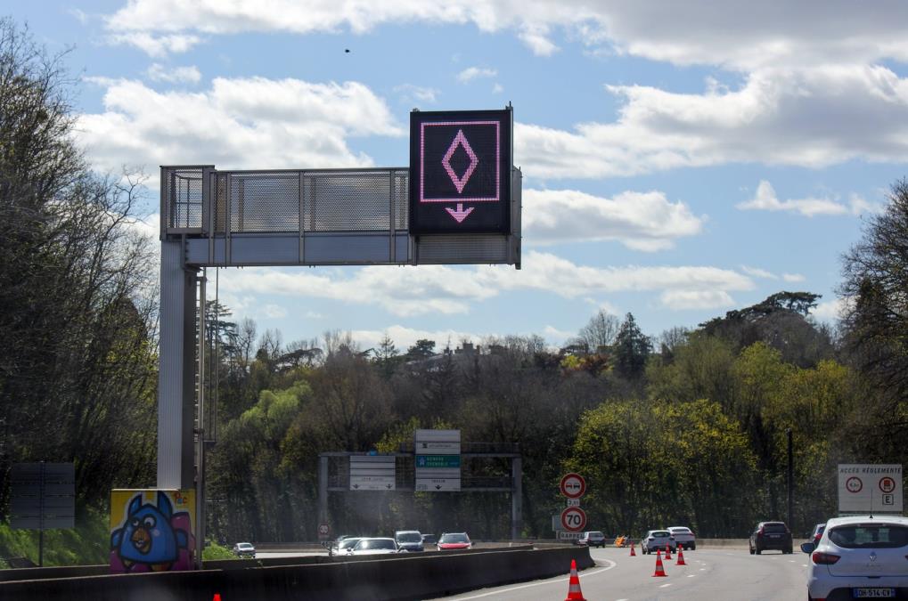 Novi saobraćajni znak počeo da se koristi u Evropi: Plavi znak sa belim dijamantom, evo šta znači! Ako ne poštujete pravilo, kazne i do 200 evra