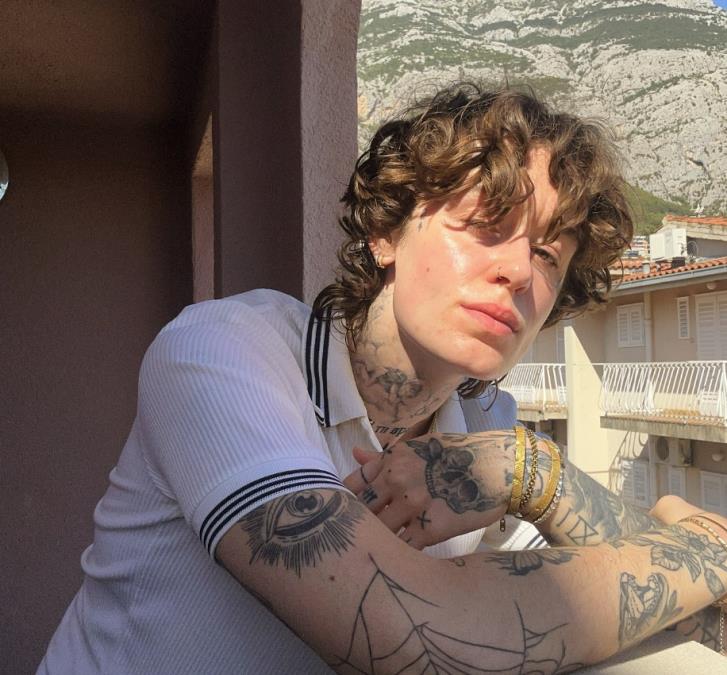 Pevačica diskvalifikovana sa "Dore": Oglasio se HRT i otkrio zbog čega Karolina Ilić neće nastupiti