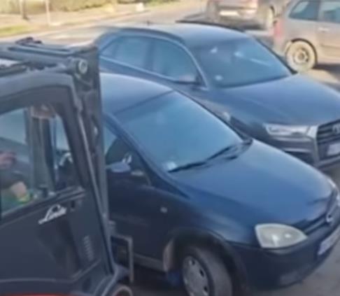 GOSPOĐETINA! ZAGRADIO JE KORSOM, ONA DOVELA VILJUŠKAR?! Scena za anale u Umki: Majstor digao auto, ona se isparkirala i vratio ga na isto mesto! (VIDEO)