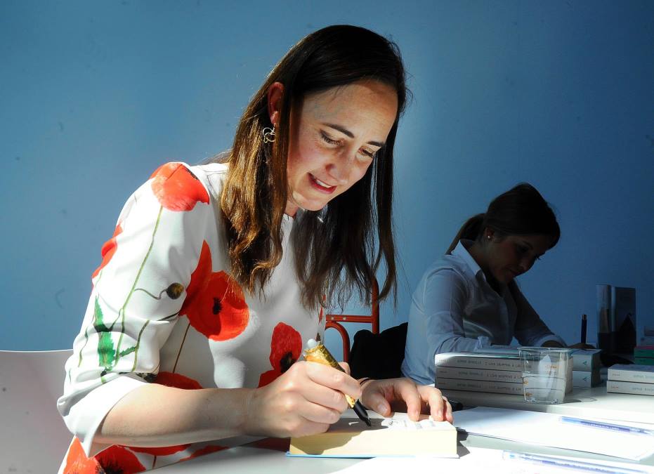 Umrla Sofi Kinsela: Autorka "Kupoholičarke", koju Srbi obožavaju, izgubila životnu bitku u 55. godini