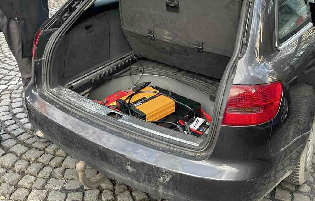 NA PREVARU GRAĐANIMA UZIMALI PODATKE, PA NJIHOVIM PLATNIM KARTICAMA PLAĆALI PO INOSTRANSTVU: Uhapšene dve osobe zbog "SMS fišinga"