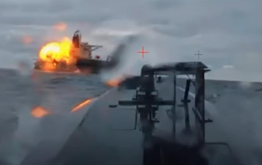 UKRAJINSKE SNAGE POGODILE RUSKI BROD VREDAN 30 MILIONA DOLARA! Pogledajte snimak iz ukrajinskog pomorskog drona (VIDEO)