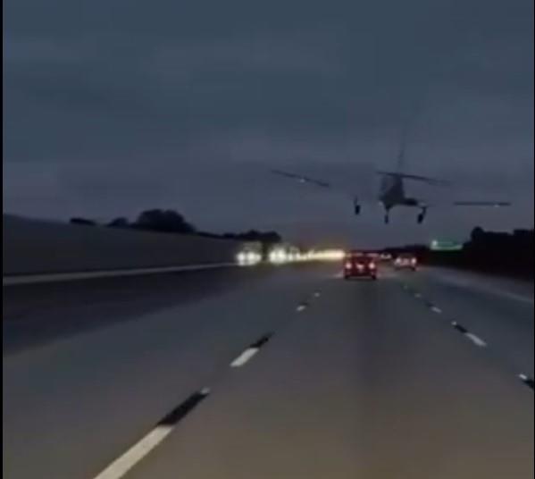 AVION "UZJAHAO" AUTOMOBIL NA AUTO-PUTU: Pogledajte kako je letelica pala na Floridi (VIDEO)