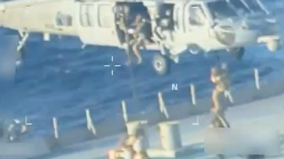 SNIMAK UPADA AMERIKANACA NA TANKER KOD VENECUELE: Helikopter nadletao brod, a onda su se komandosi spustili konopcima! (VIDEO)