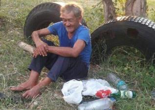 PROSLAVLJENI FUDBALER POSTAO BESKUĆNIK! Spava na ulici, skuplja flaše da preživi, a sinovi mu se baškare u luksuznoj vili!