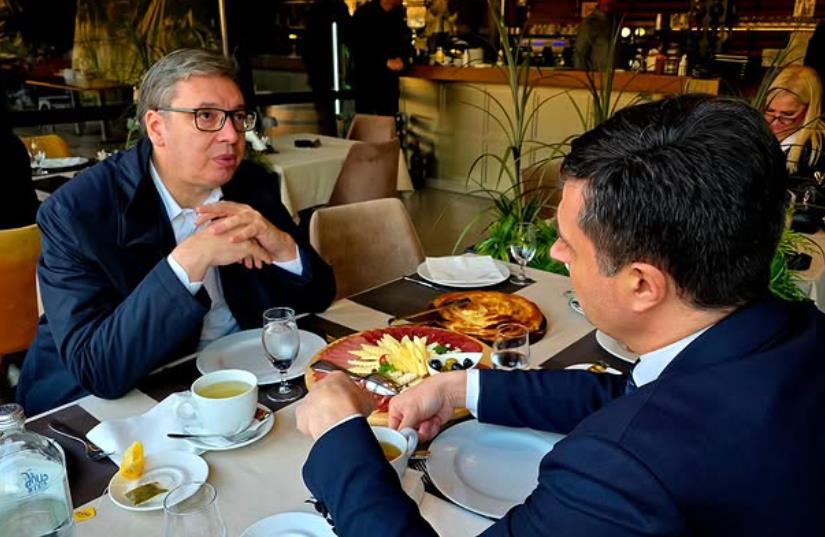 "JAKNU ĆU DA NOSIM NAREDNA 3 DANA, TOLIKO SAM SE SMRZAO..." Vučić: Sa Daletom sam svratio na čaj pa shvatio da pečenica i pita sa sirom najbolji čajevi! (FOTO)
